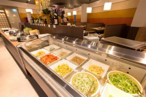 新鮮な野菜や惣菜、スープ、ご飯などのバイキング