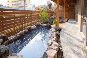 男性露天風呂｜別府の天然温泉をお楽しみください。