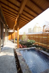 男性露天風呂｜別府の天然温泉をお楽しみください。