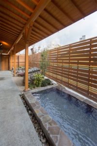 女性露天風呂｜別府の天然温泉をお楽しみください。