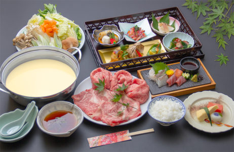 国産和牛の豆乳しゃぶしゃぶ鍋（写真のお肉とお野菜は2人前の量です。）