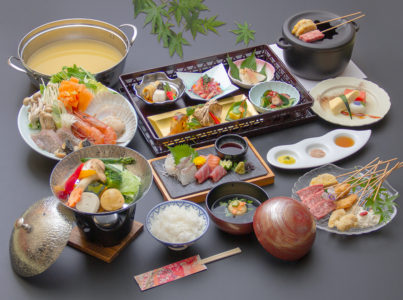 海鮮鍋会席（写真の海鮮鍋と串揚げの料理は2人前の量です。）